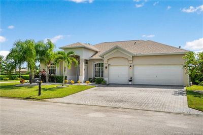 601 Tangelo Circle Sw, House other with 3 bedrooms, 2 bathrooms and 3 parking in Vero Beach FL | Image 2