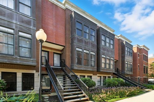 835 W Village Ct, Chicago, IL, 60608-1050 | Card Image