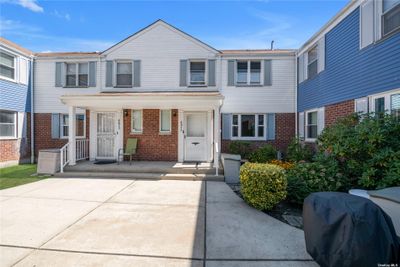 110 - 68-55 Cloverdale Boulevard, Condo with 3 bedrooms, 2 bathrooms and null parking in Oakland Gardens NY | Image 3