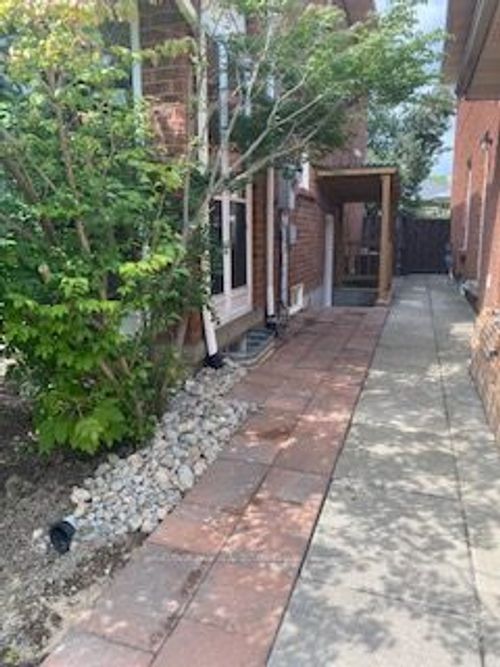 4 Glouster Crt, Richmond Hill, ON, L4C8L4 | Card Image