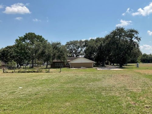 2 Stevenson Rd, Pearland, TX, 77581-6815 | Card Image