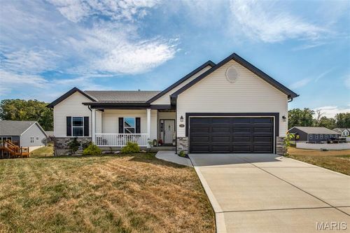 124 Edgewater Ct, Moscow Mills, MO, 63362-1812 | Card Image
