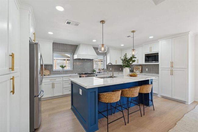 There is no shortage of cabinet space here! | Image 12