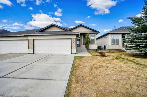 135 Everglade Way Sw, Home with 2 bedrooms, 2 bathrooms and 4 parking in Calgary AB | Card Image