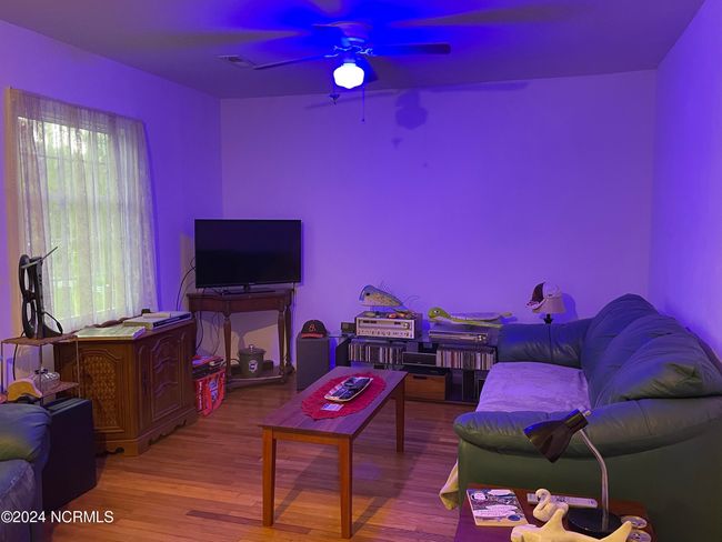 Den | Image 18