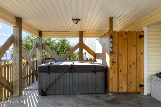 Outdoor shower and hot tub | Image 7