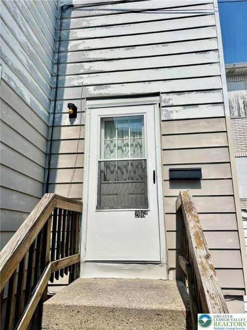 206 W Main St, Pen Argyl, PA, 18072-1914 | Card Image