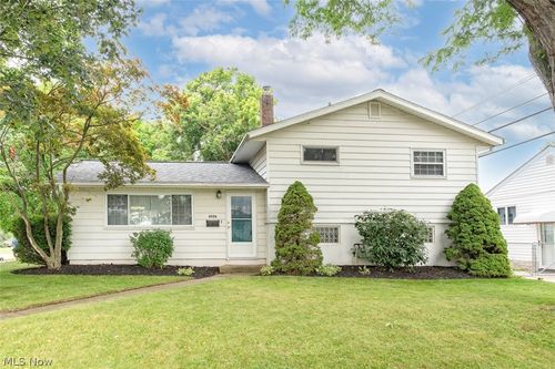 6526 Stonecrest Dr, Brook Park, OH, 44142-3768 | Card Image