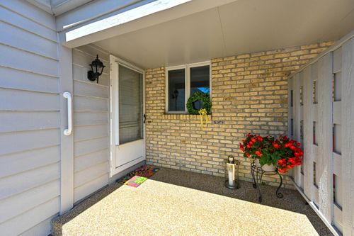 10117 N Gettysburg Ct, Mequon, WI, 53092-5456 | Card Image