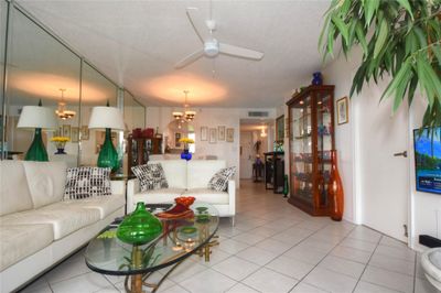 4A - 117 Royal Park Dr, Condo with 2 bedrooms, 2 bathrooms and null parking in Oakland Park FL | Image 3