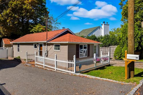 28 Waterville Dr, Sound Beach, NY, 11789-2134 | Card Image