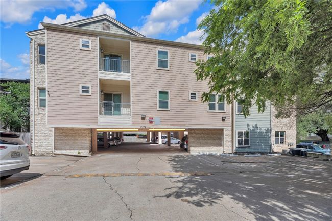View of building exterior with uncovered parking | Image 31