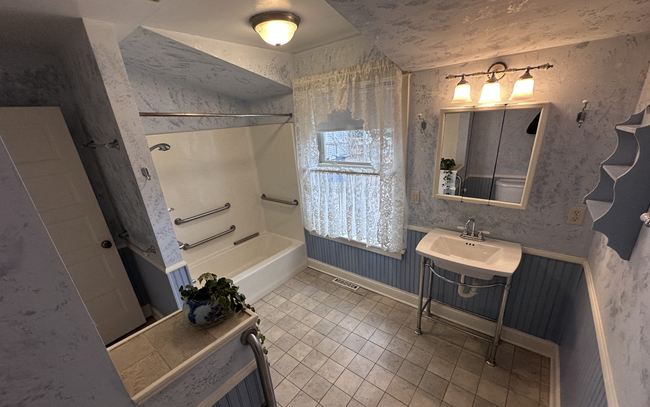 Main Floor Bathroom | Image 6