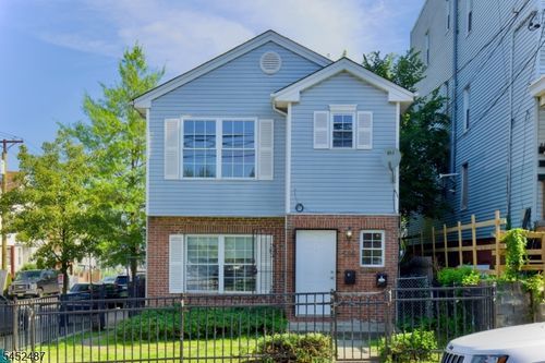 586 15th Ave, Newark, NJ, 07103-1611 | Card Image