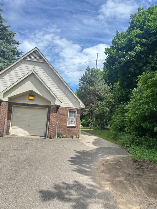 39467 Dun Rovin Dr, Northville, MI, 48168-4316 | Card Image