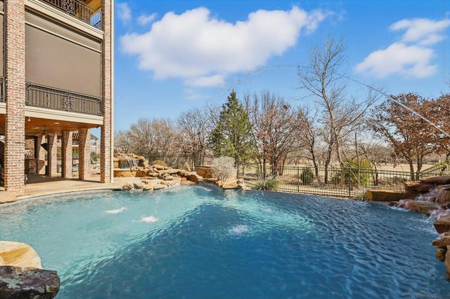 Play in the infinity pool while overlooking the golf course. | Image 38