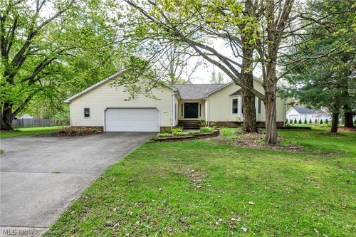 8750 Evergreen Dr, Mentor, OH, 44060-6206 | Card Image