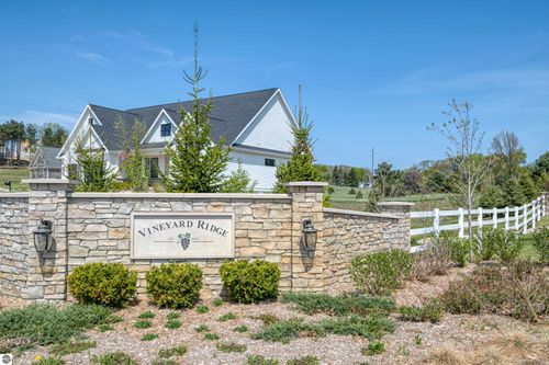 192 Vineyard Ridge Dr, Traverse City, MI, 49686-1892 | Card Image