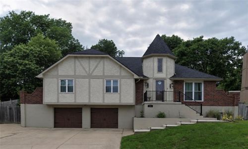 3704 S Willis Ave, Independence, MO, 64055-3152 | Card Image
