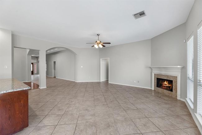 13703 Evening Wind Dr, House other with 4 bedrooms, 3 bathrooms and 2 parking in Pearland TX | Image 5