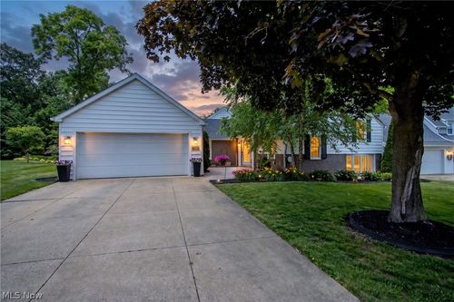 733 Phillips Rd Ne, Massillon, OH, 44646-4865 | Card Image