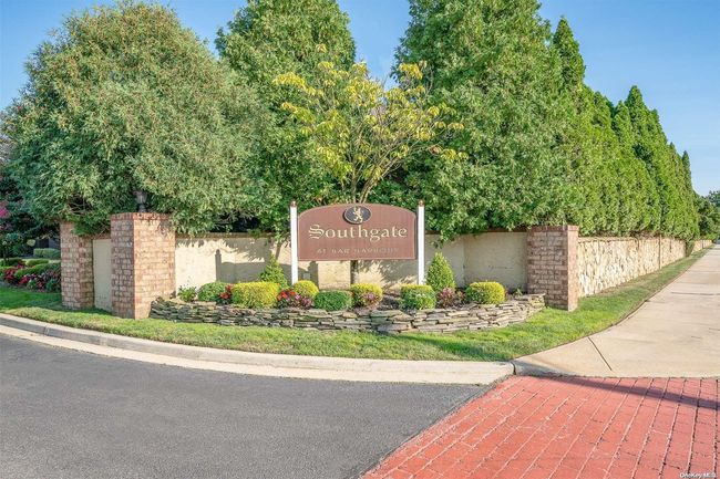 93 - 93 Southgate Cir, Condo with 3 bedrooms, 2 bathrooms and null parking in Massapequa Park NY | Image 16