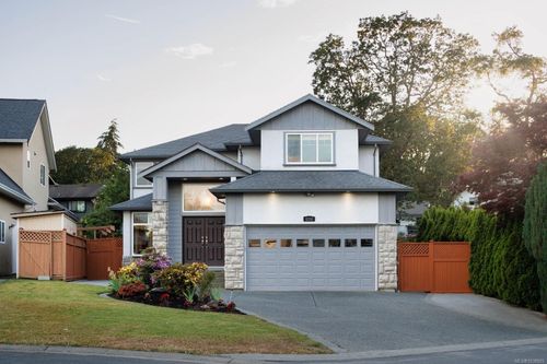 4240 Oakview Pl, Saanich, BC, V8N6M7 | Card Image