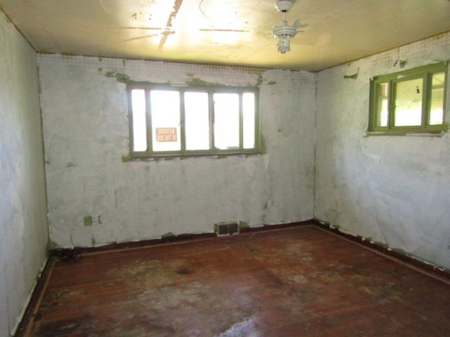 11 Raymond St, House other with 3 bedrooms, 1 bathrooms and 1 parking in Dravosburg PA | Image 14