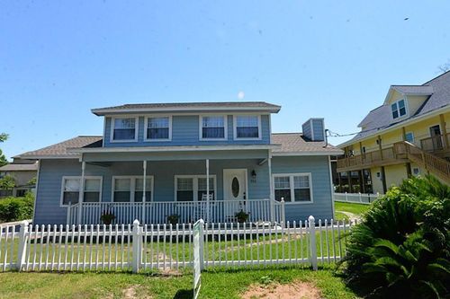 911 Hawthorne Rd, Clear Lake Shores, TX, 77565-2502 | Card Image