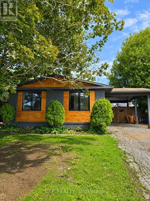 a-428 Hatfield Crescent, Ottawa, ON, K1E1M8 | Card Image