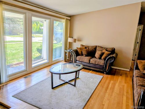 9085 Melrose St, Livonia, MI, 48150-3942 | Card Image