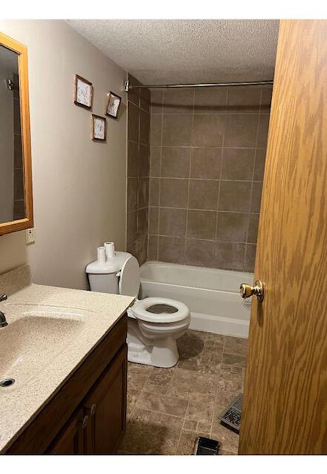947 Charles St, House other with 3 bedrooms, 2 bathrooms and null parking in Logan OH | Image 4
