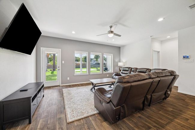 922 Forest Vw, House other with 5 bedrooms, 3 bathrooms and 3 parking in New Caney TX | Image 8