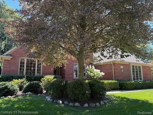 2120 Oakwood Dr, Troy, MI, 48085-3892 | Card Image