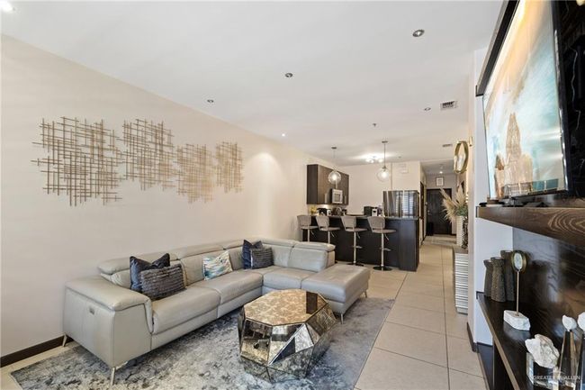 UNIT-203 - 813 Travis St, Condo with 3 bedrooms, 2 bathrooms and null parking in Mission TX | Image 5