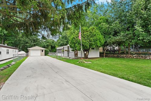 8205 Donna Lou Dr, Brighton, MI, 48114-9352 | Card Image
