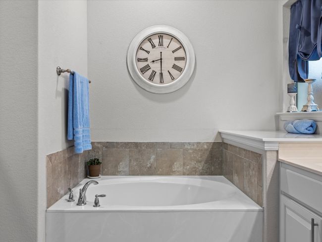 Full bath with vanity and a garden tub | Image 20