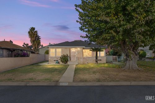 3028 Spruce St, Bakersfield, CA, 93301-1718 | Card Image