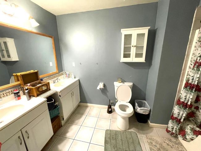 Hall bath with 2 lavatories | Image 10