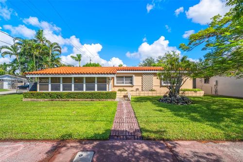 995 S Shore Dr, Miami Beach, FL, 33141-2411 | Card Image