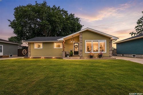 922 James Street, Moose Jaw, SK, S6H3H6 | Card Image