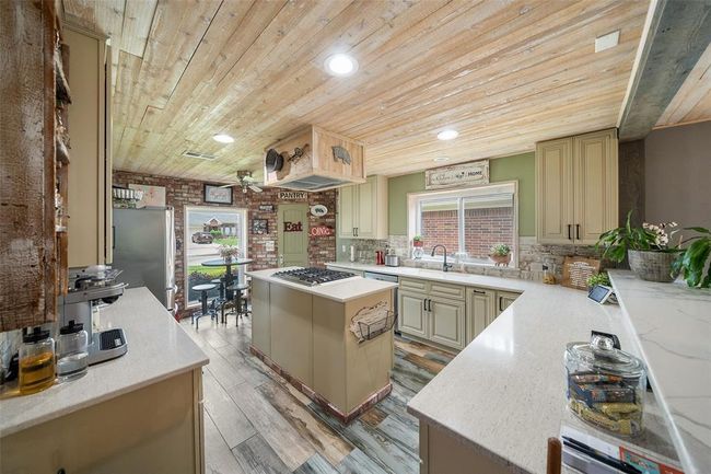 Pristine quartz countertops | Image 20
