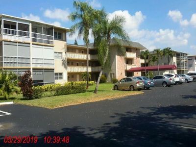 111 - 1000 Hillcrest Ct., Condo with 2 bedrooms, 2 bathrooms and null parking in Hollywood FL | Image 1