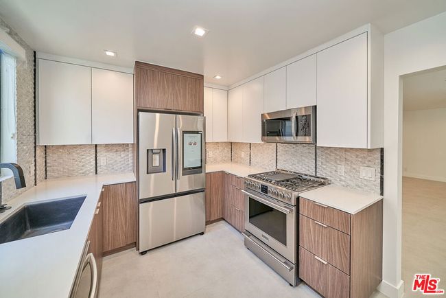 APT-204 - 137 S Maple Dr, Condo with 2 bedrooms, 2 bathrooms and 2 parking in Beverly Hills CA | Image 9