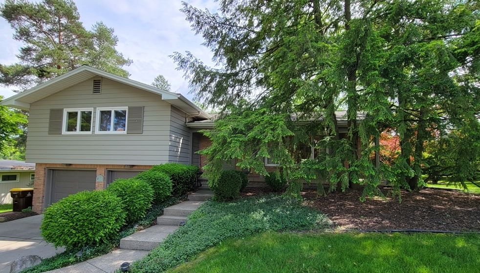 Mar Moor Dr, Lansing, MI 48917