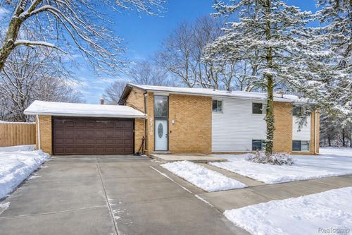 2738 Berry Dr, Bloomfield Hills, MI, 48304-1604 | Card Image