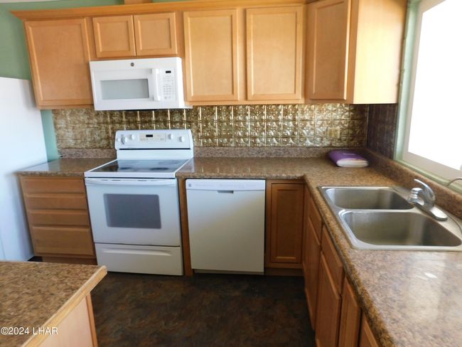 Built in microwave, electric oven/stove | Image 40
