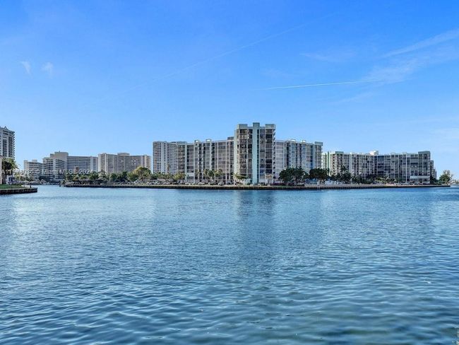 407 - 3800 S Ocean Dr, Condo with 2 bedrooms, 2 bathrooms and null parking in Hollywood FL | Image 22