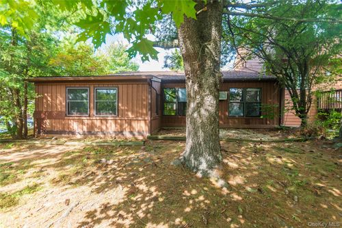 16 Hilltop Cir, Fishkill, NY, 12524-2620 | Card Image