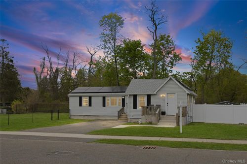 73 Harrison Ave, Amityville, NY, 11701-2403 | Card Image